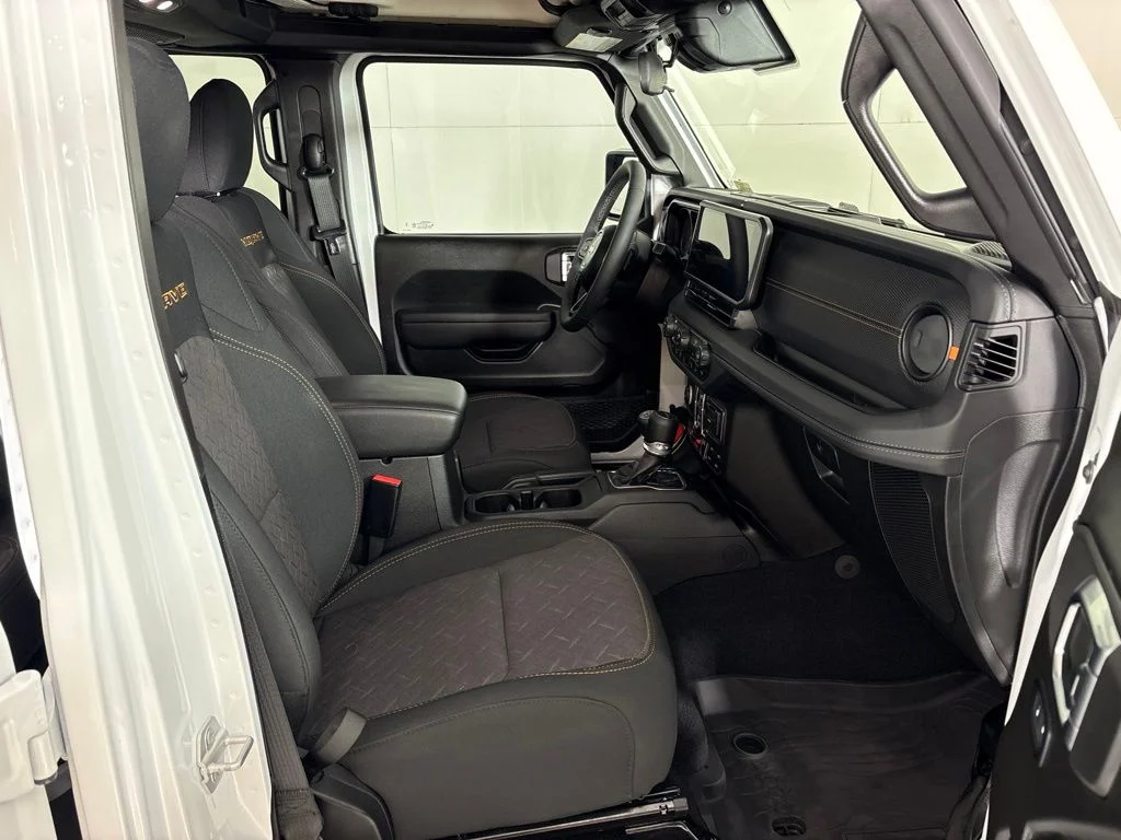 Used 2025 White Jeep Mojave image 19