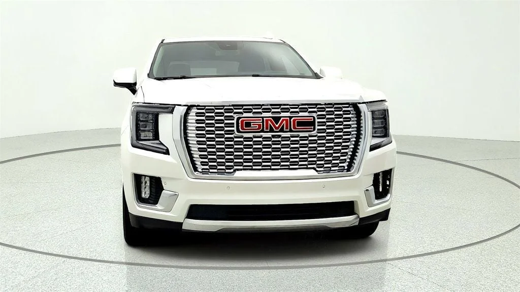Used 2023 White Frost Tricoat GMC Denali 4WD w/ Panoramic Roof, 22