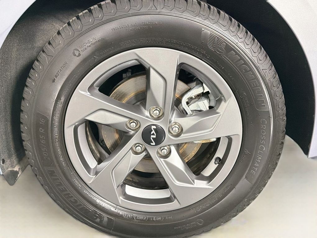 Used 2023 Silver Kia LXS image 32