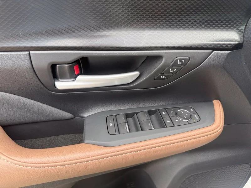Used 2026 Beige Toyota MAX Platinum image 5