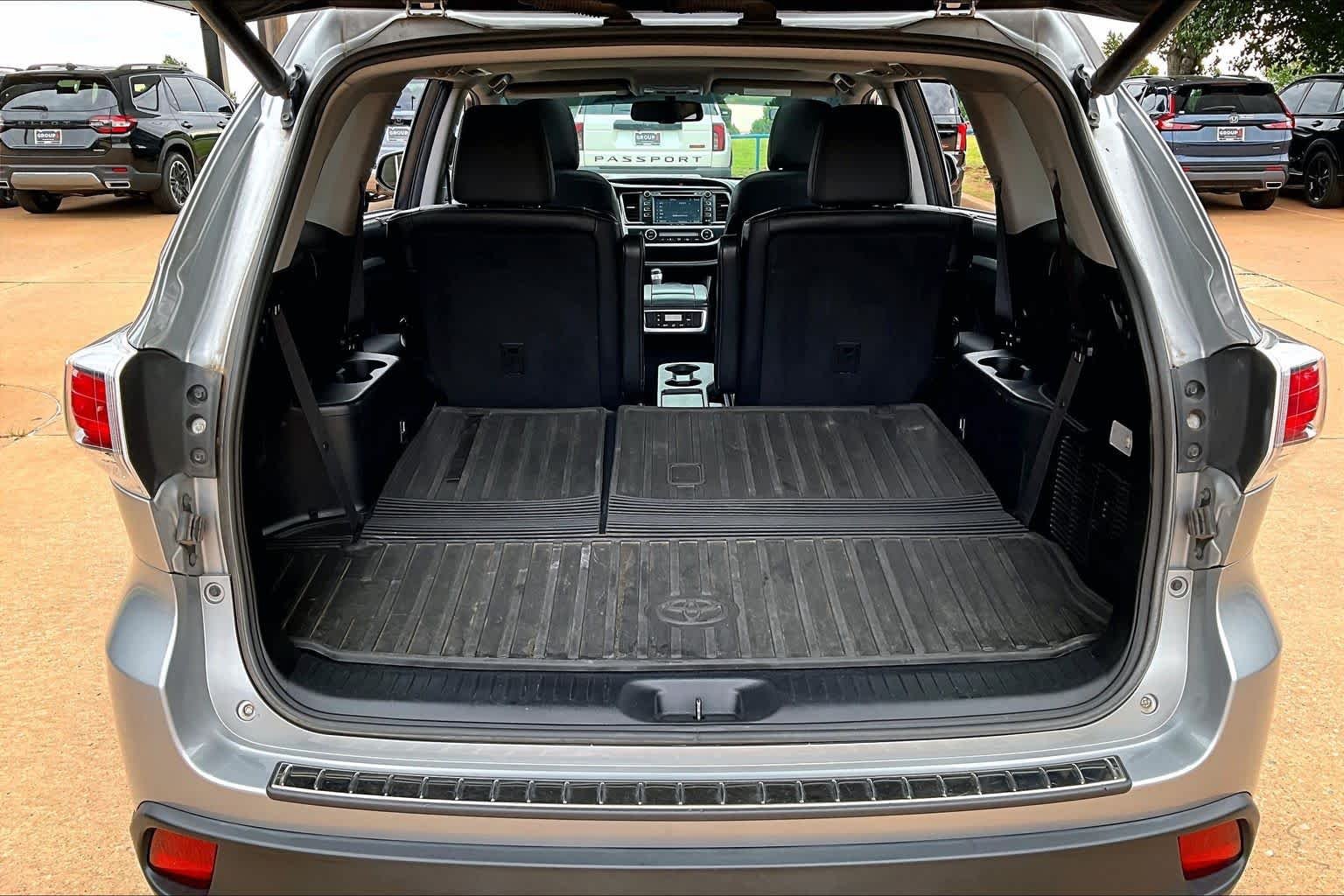 Used 2016 Silver Sky Metallic Toyota XLE image 31