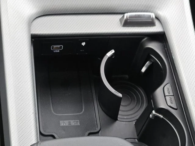 Used 2025 Hyper White Hyundai SEL image 15