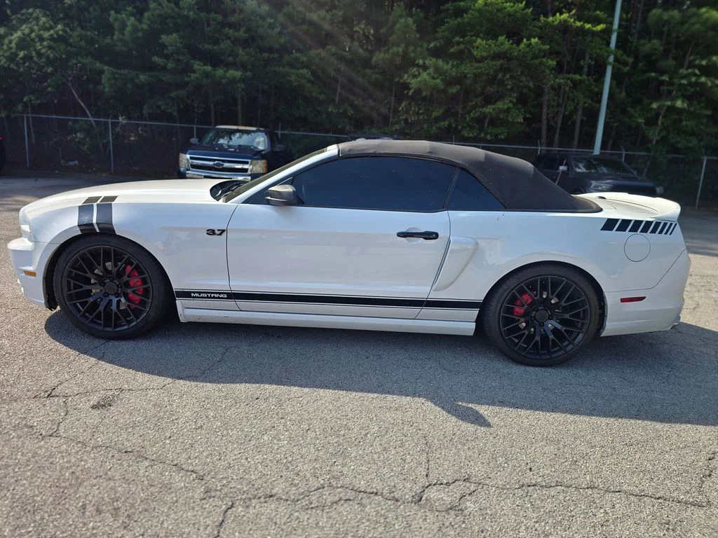 Used 2014 White Ford V6 Premium image 4