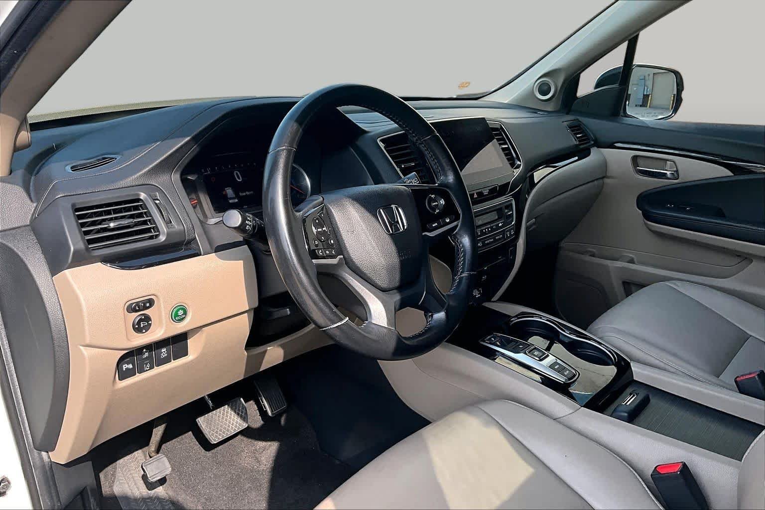 Used 2020 Platinum White Pearl Honda Touring 8-Passenger image 17