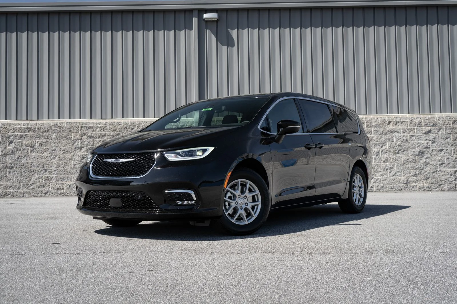 2026 Chrysler Pacifica Select's photo