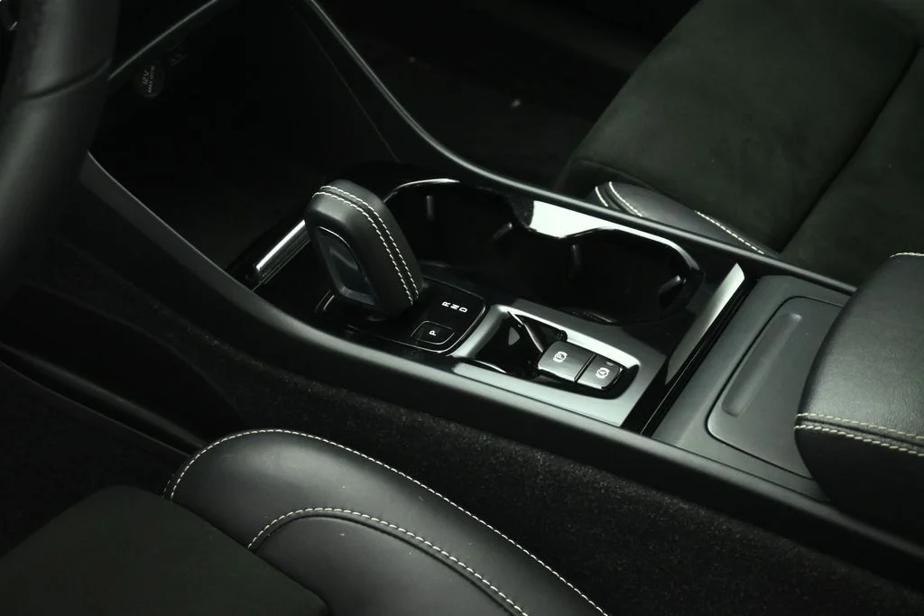 Used 2022 White Volvo R-Design image 52