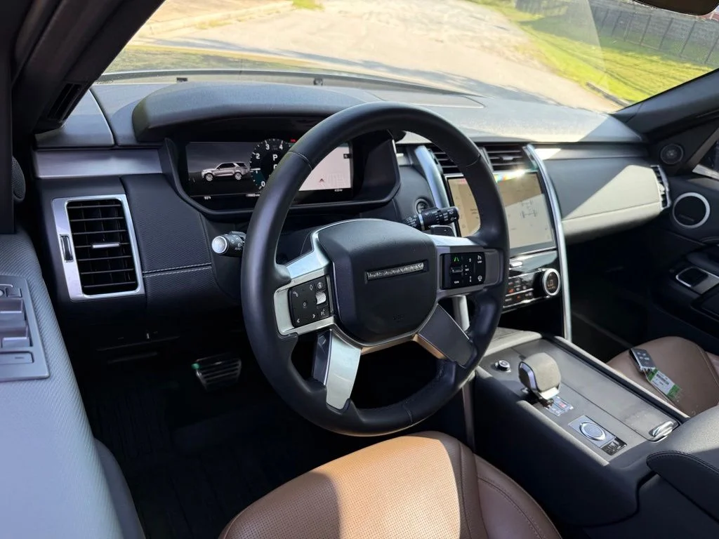 Used 2024 Blue Land Rover Dynamic SE image 3