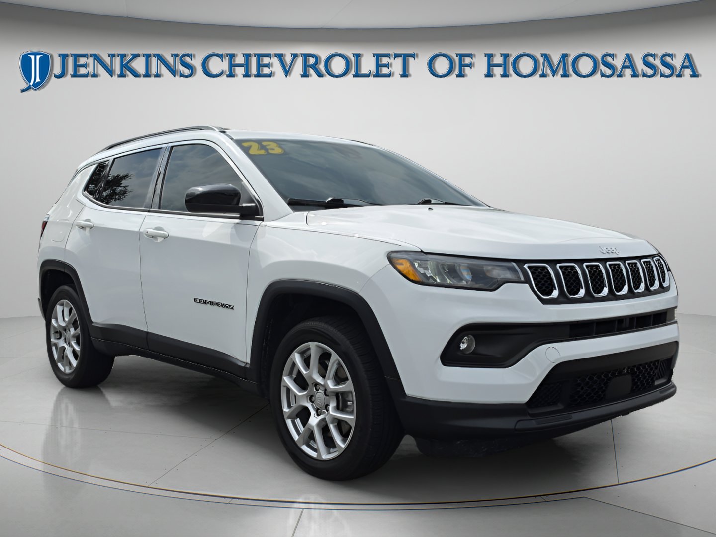 Used 2023 Bright White Clearcoat Jeep Latitude Lux image 1