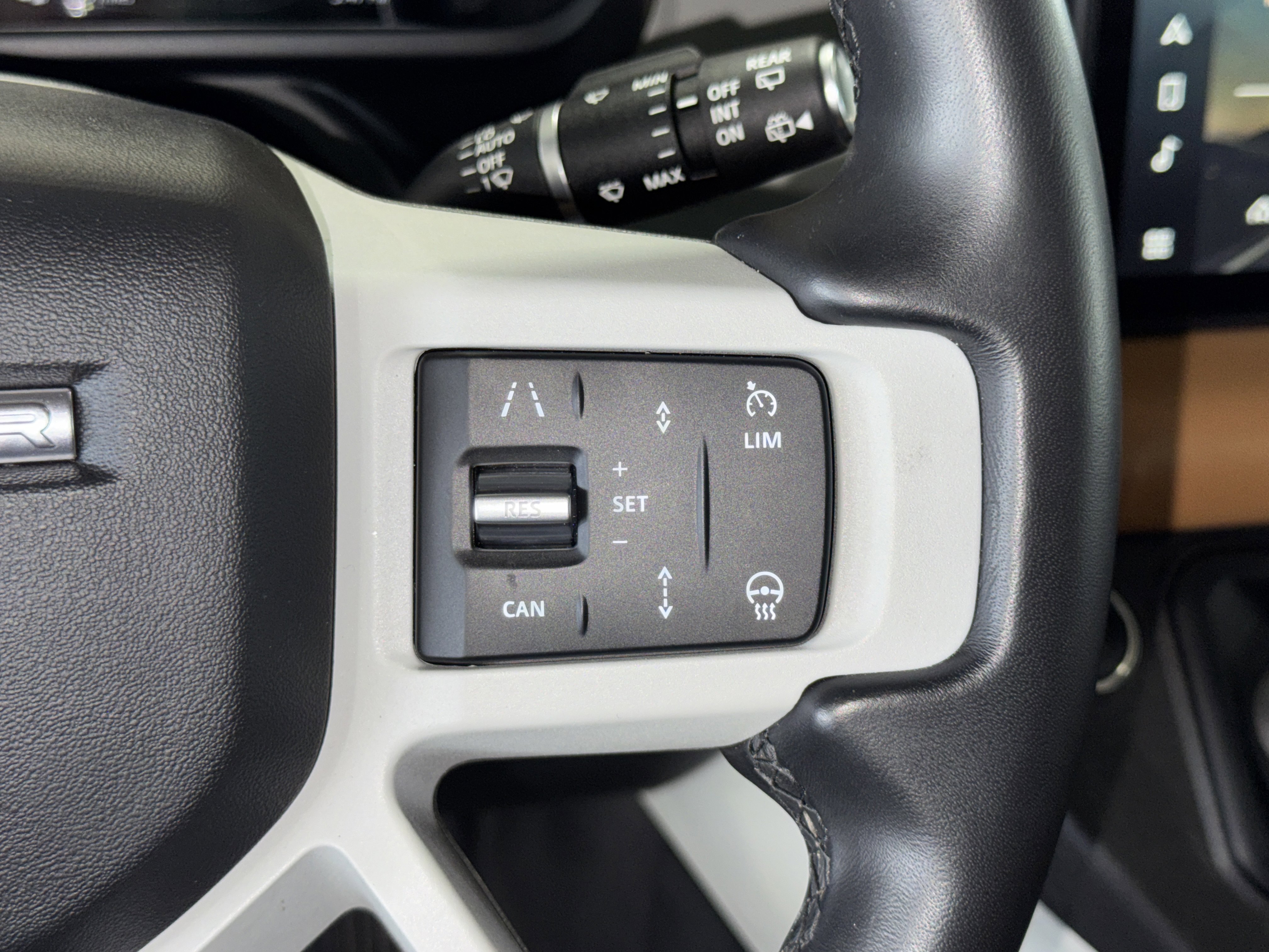Used 2024 Fuji White Land Rover SE image 23