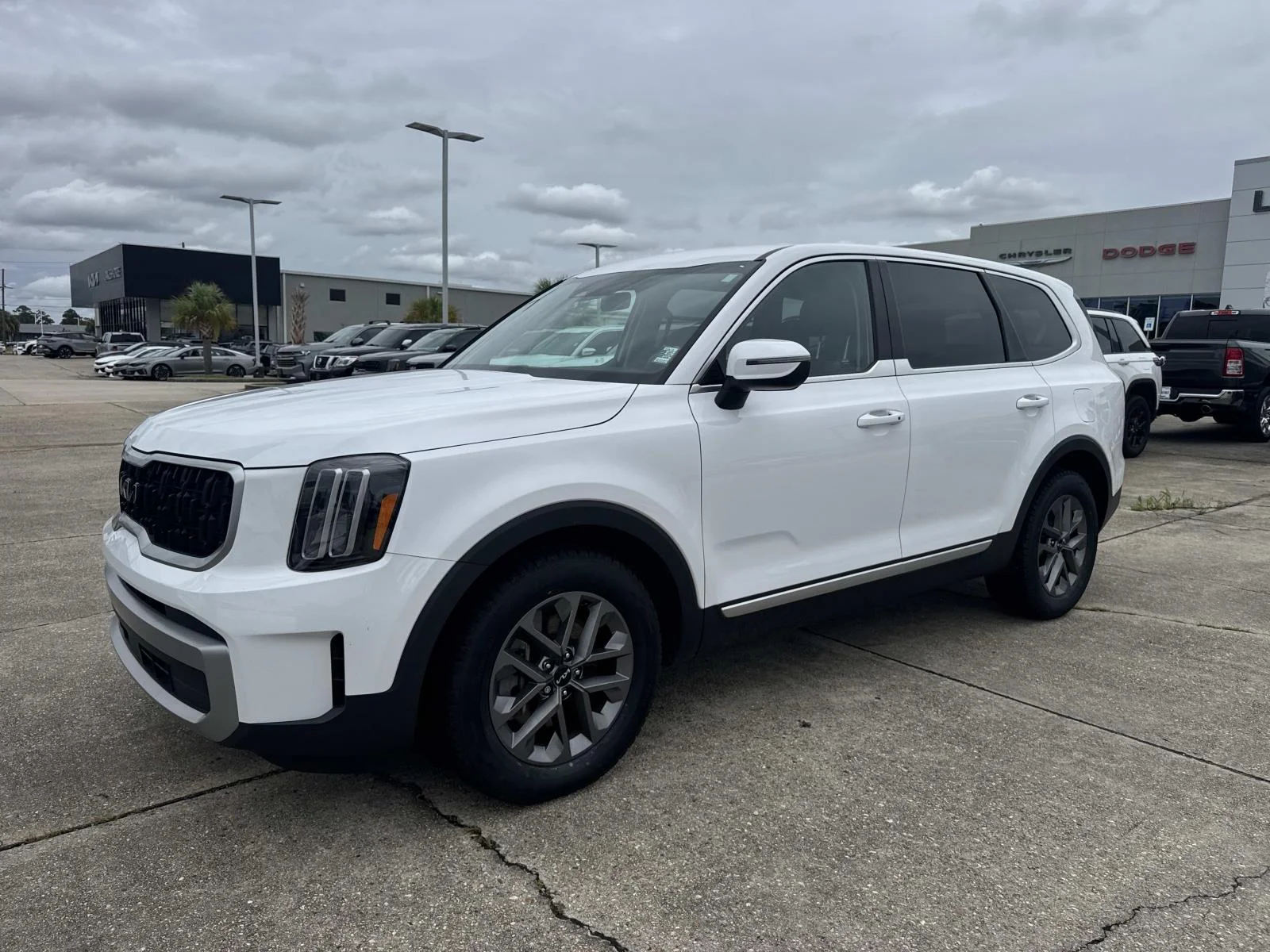 Used 2023 Glacial White Pearl Kia LX AWD image 3