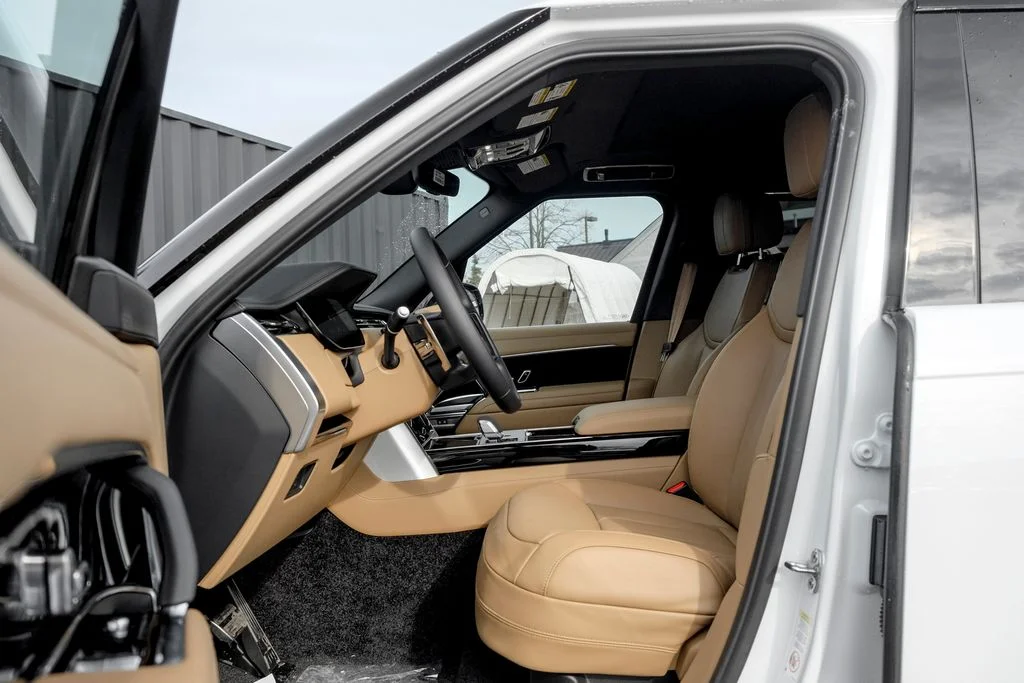 New 2026 Fuji White Land Rover SE image 9