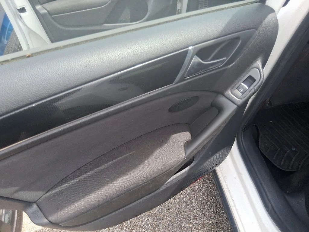 Used 2013 Black Volkswagen Base image 16