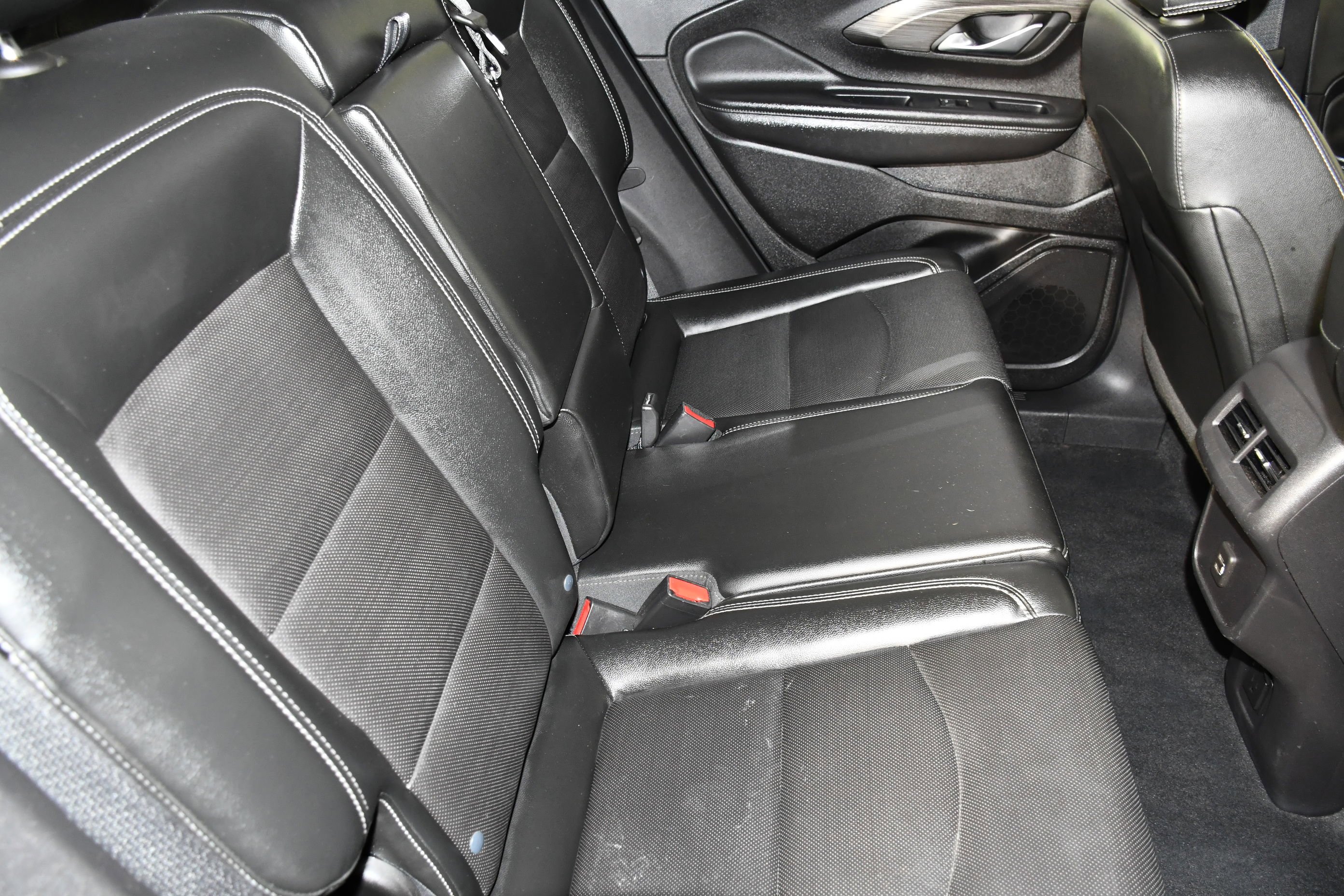 Used 2024 Sterling Metallic GMC SLT image 47