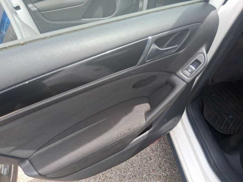 Used 2013 Black Volkswagen Base image 16