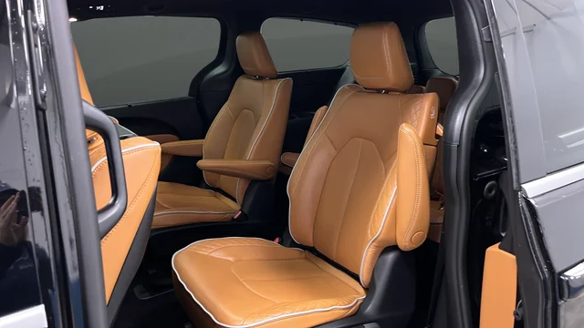 Used 2023 Brilliant Black Crystal Pearlcoat Chrysler Pinnacle image 23