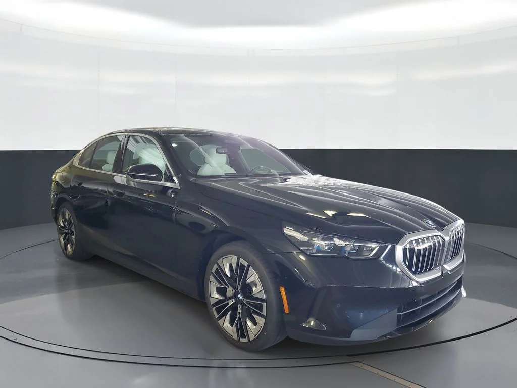 New 2027 Dk. BMW 530i image 2