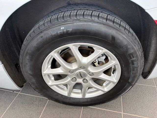 Used 2023 Silver Mist Clearcoat Chrysler  image 5
