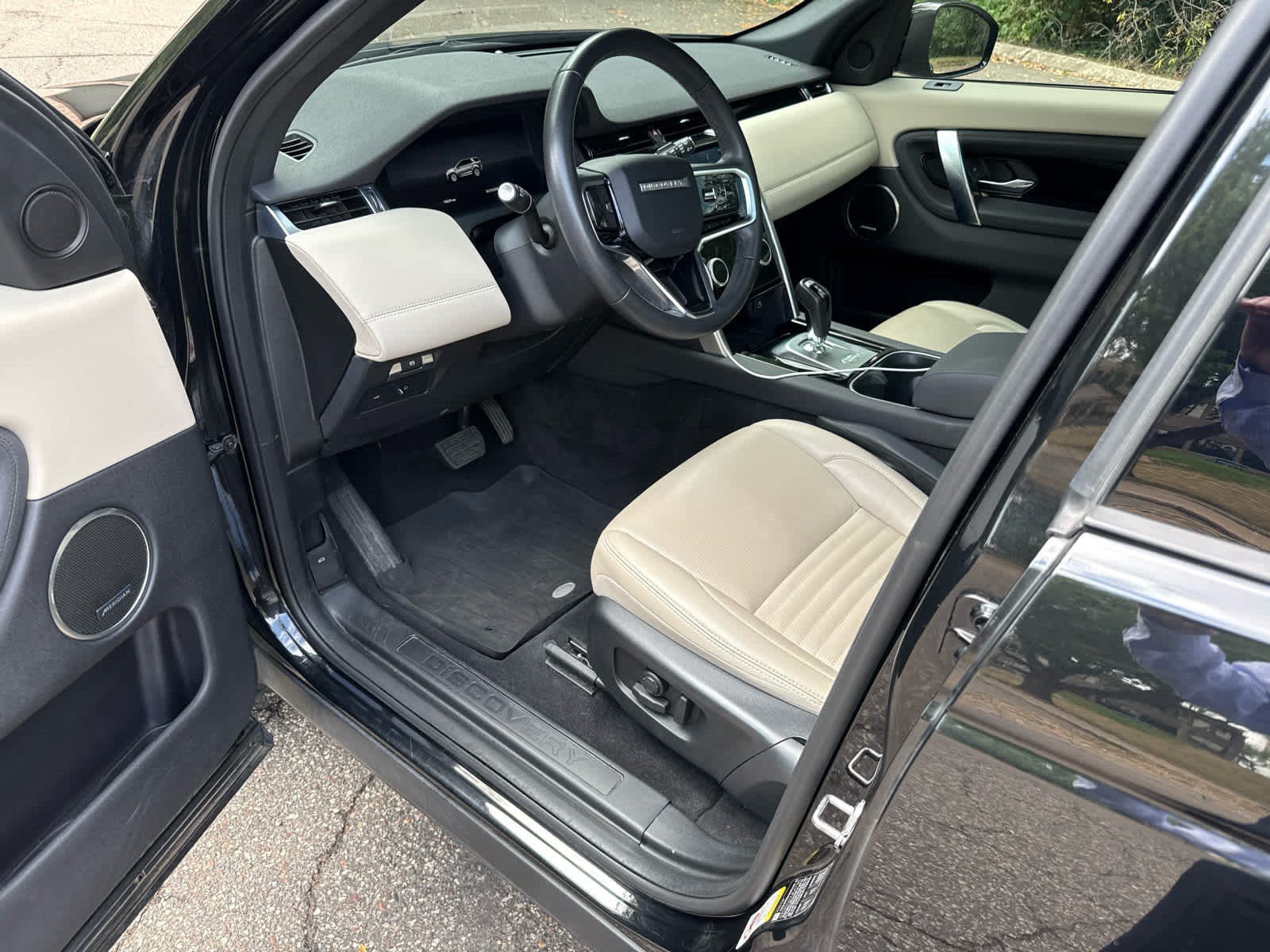 Used 2023 Santorini Black Metallic Land Rover SE image 14