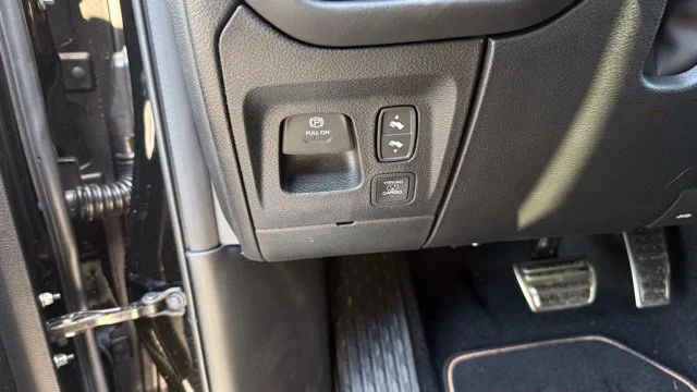 New 2026 Diamond Black Crystal Pearl-Coat Exterior Paint RAM Tungsten image 17