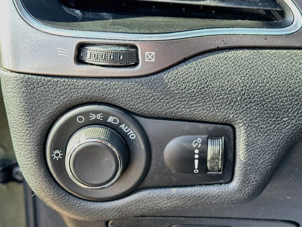 Used 2020 Green Jeep Latitude image 11