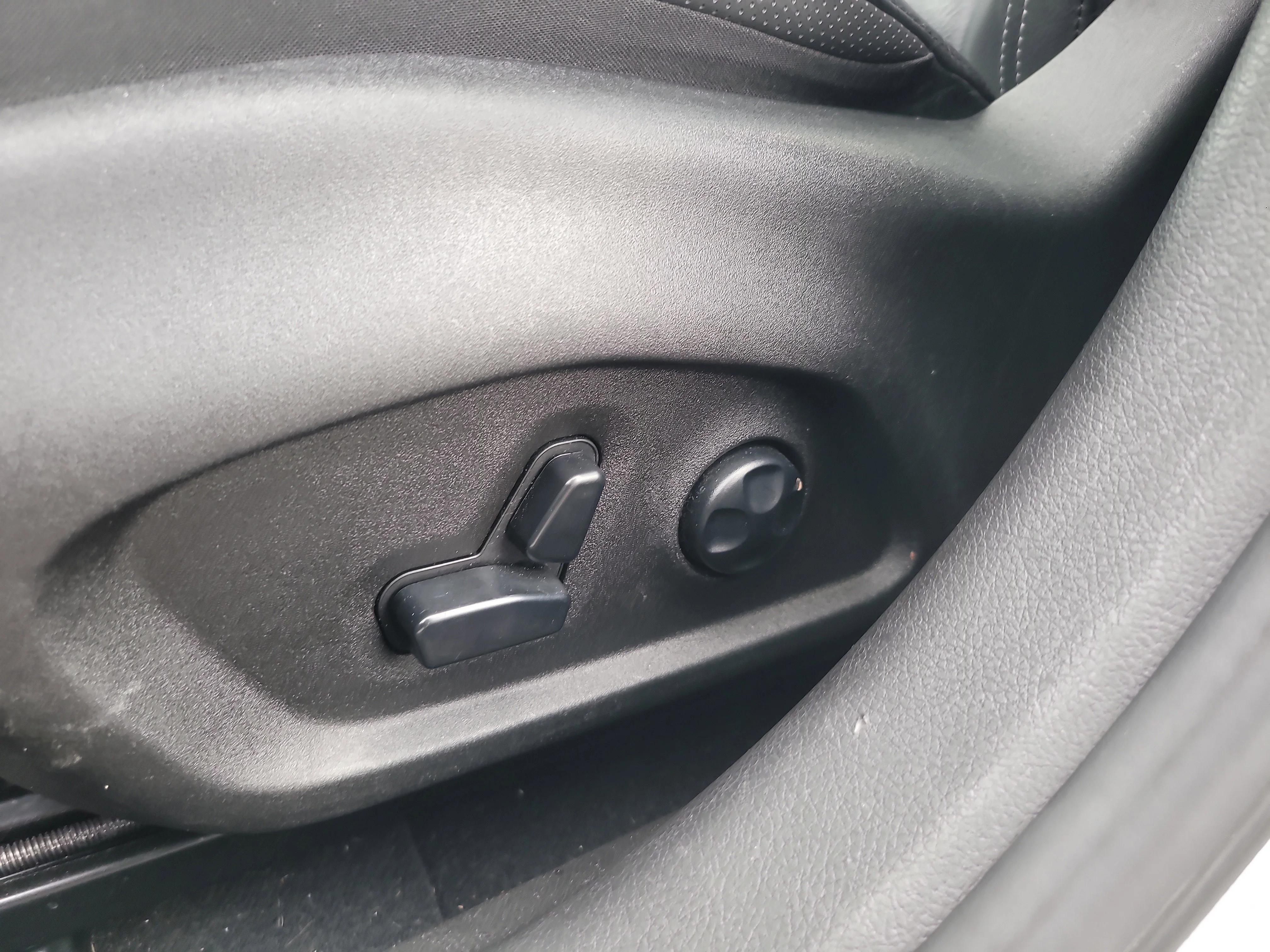 Used 2021 Sting-Gray Clearcoat Jeep Limited image 17