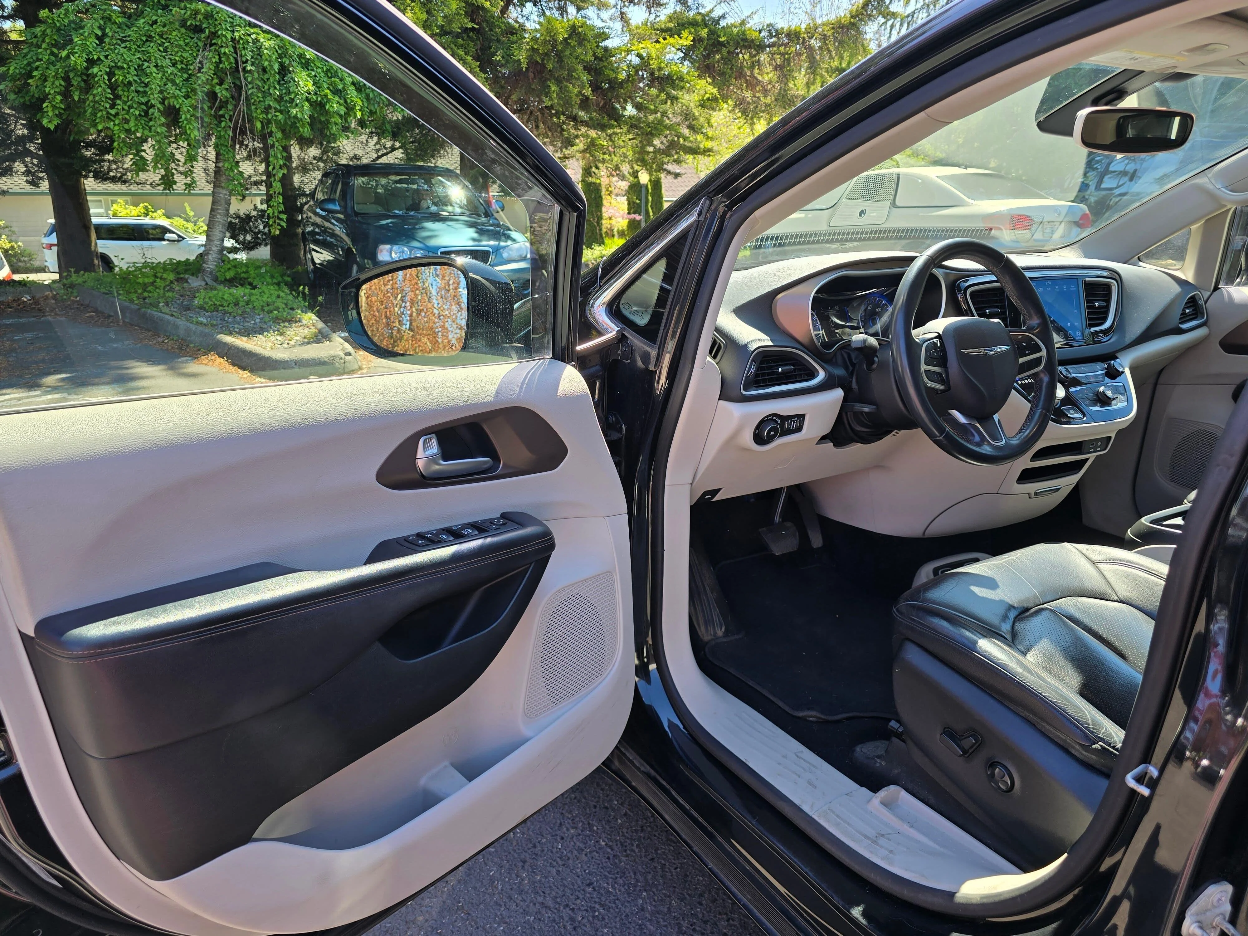Used 2018 Brilliant Black Crystal Pearlcoat Chrysler Touring L image 7