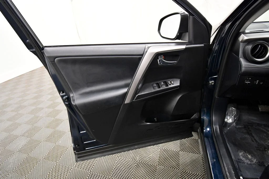 Used 2018 Blue Toyota XLE image 13
