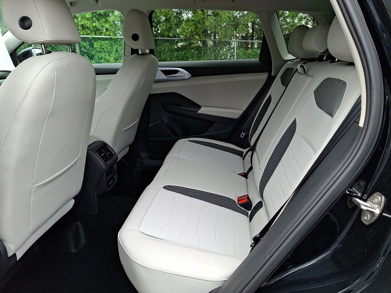 New 2026 Deep Black Pearl Volkswagen SE image 8