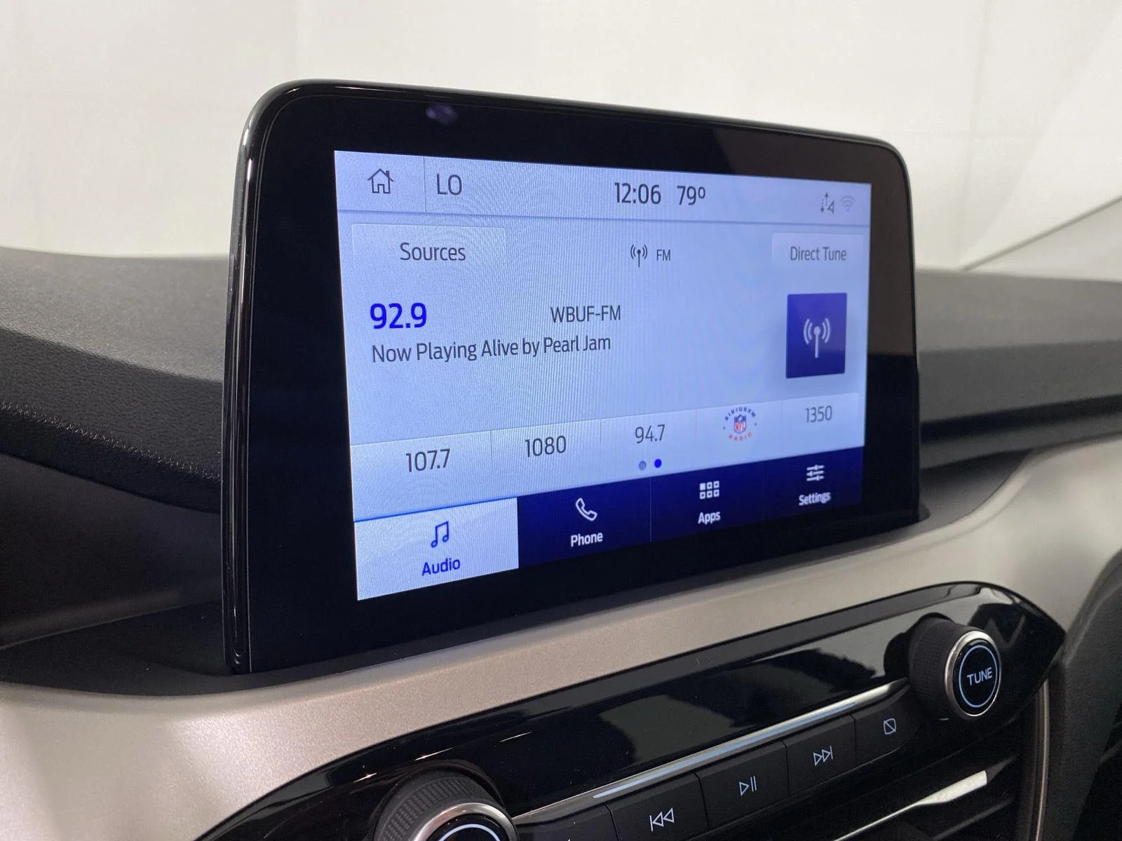 Used 2022 Iced Blue Silver Ford SE image 18