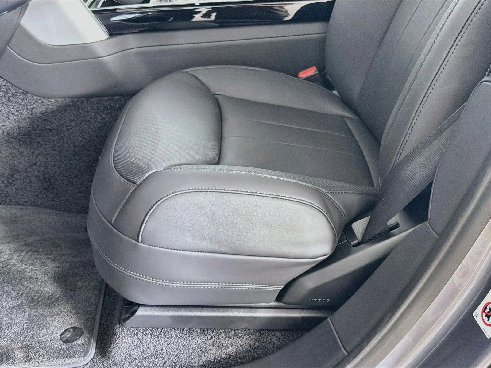 New 2026 Eiger Gray Meta Land Rover SE image 25