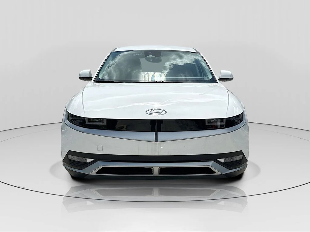 Used 2023 White Hyundai SE image 2
