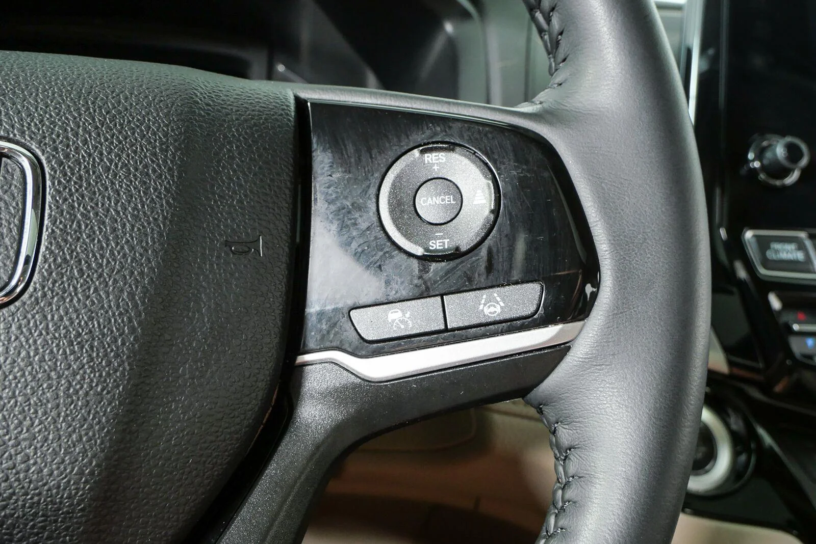 Used 2024 Platinum White Pearl Honda Touring image 11