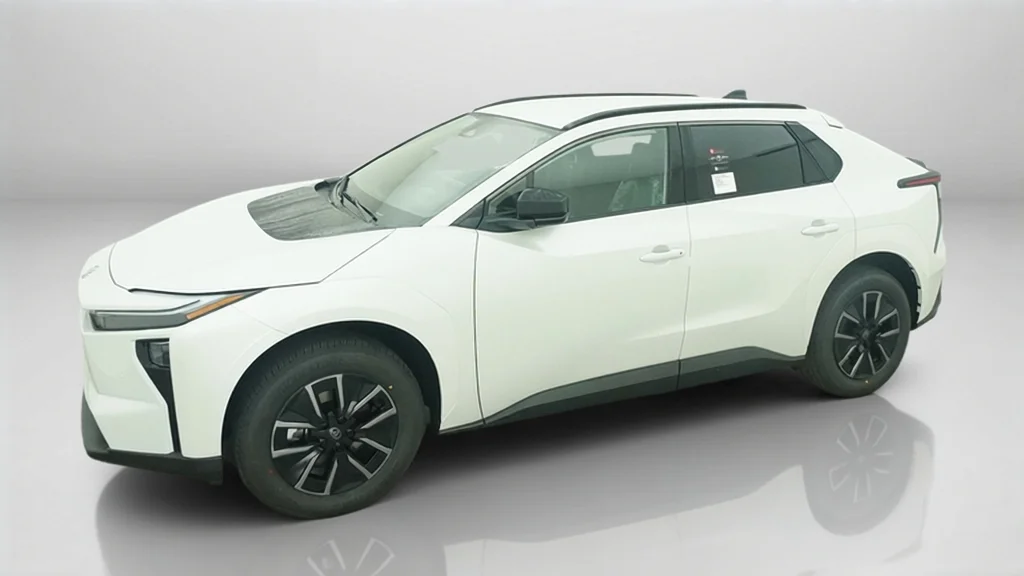 New 2027 Wind Chill Pearl Toyota XLE image 3