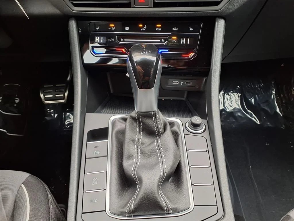 New 2026 Pure White Volkswagen 1.5T Sport image 18
