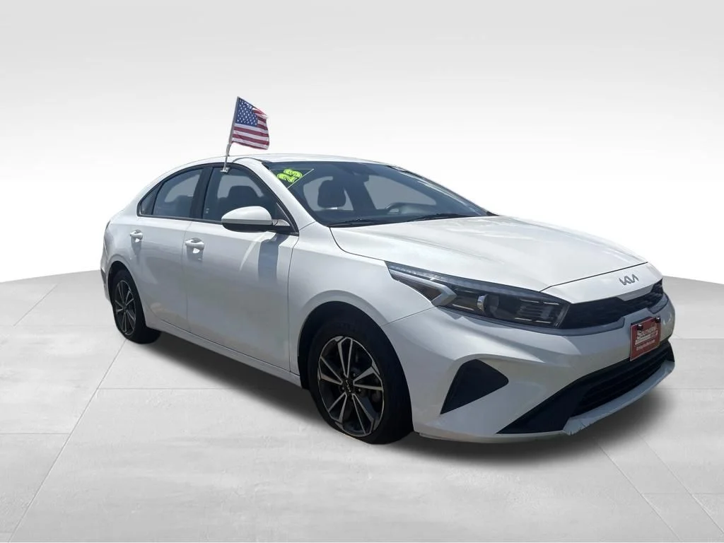 Used 2023 White Kia LXS image 10