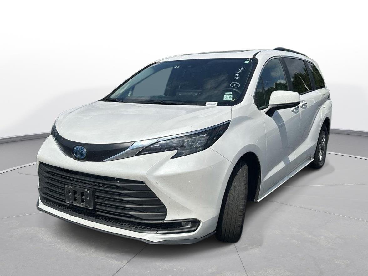 Used 2025 Wind Chill Pearl Toyota XLE image 2