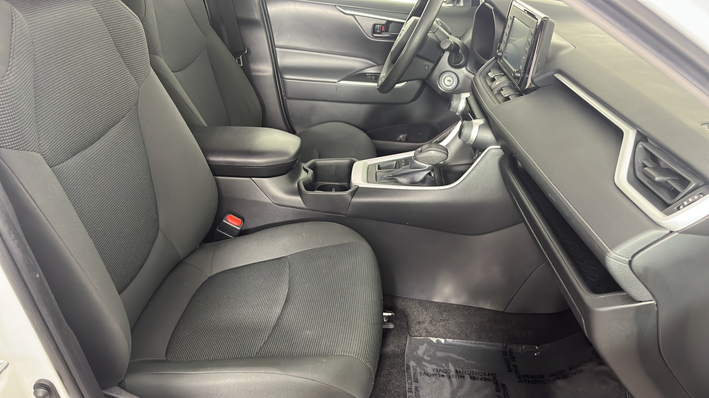 2022 Toyota RAV4 LE - Photo 17