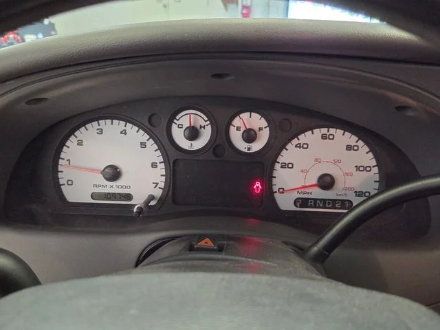 Used 2004 Red Ford Edge image 24