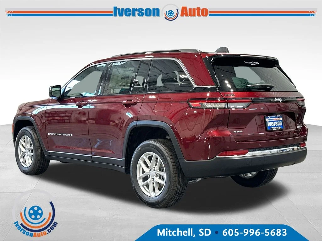 New 2026 Velvet Red Pearl-Coat Exterior Paint Jeep Laredo X image 5