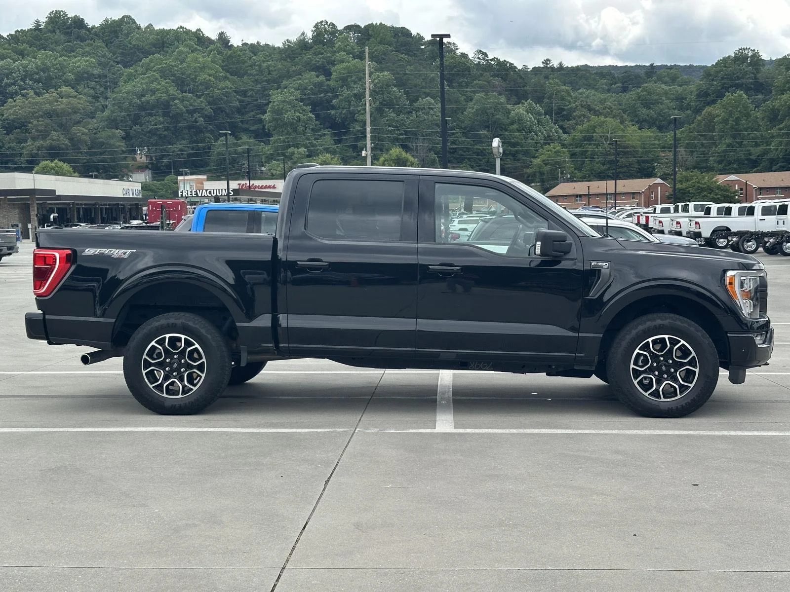 Used 2022 Agate Black Metallic Ford XLT image 8