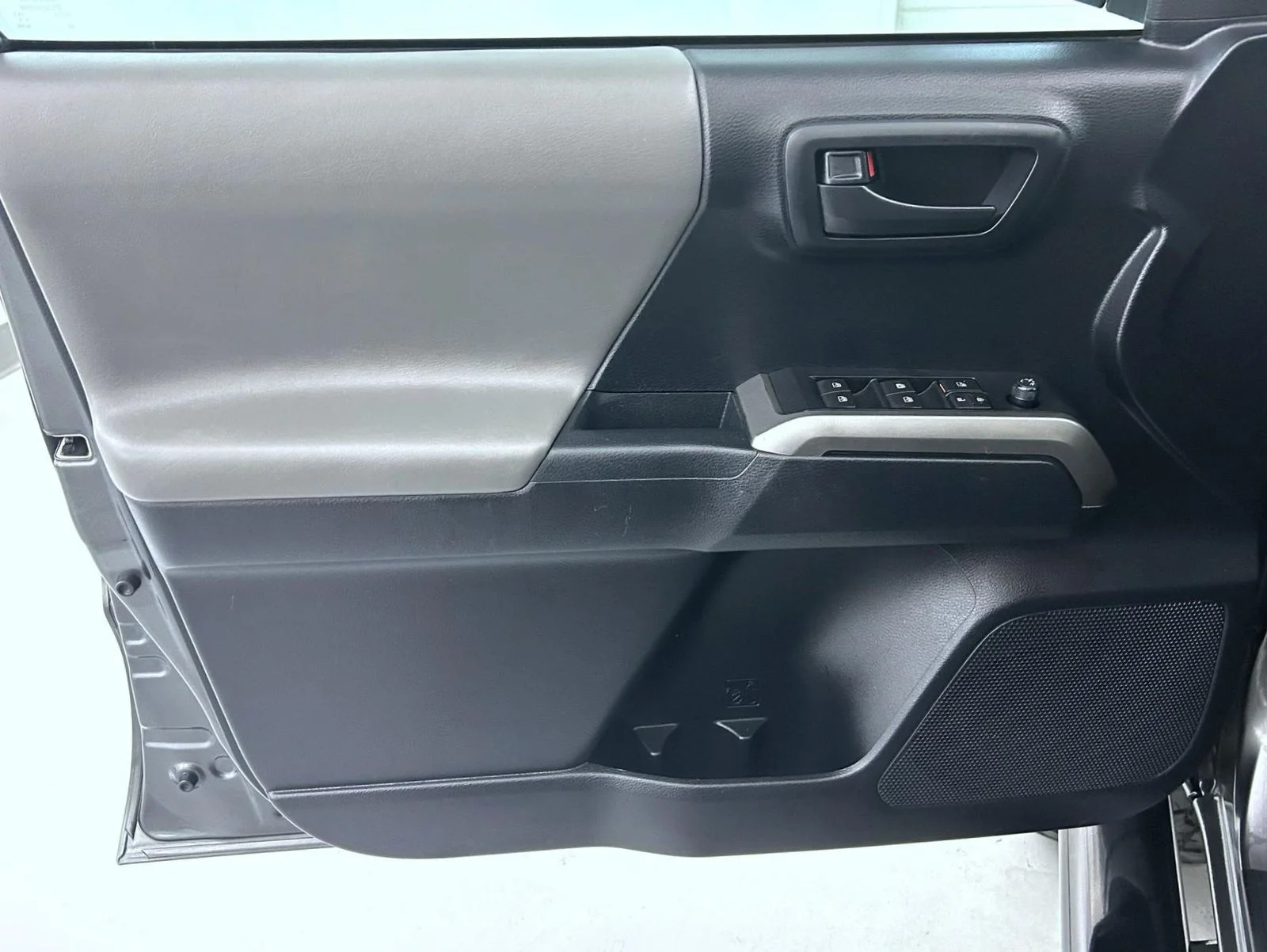 Used 2019 Gray Toyota SR5 image 9