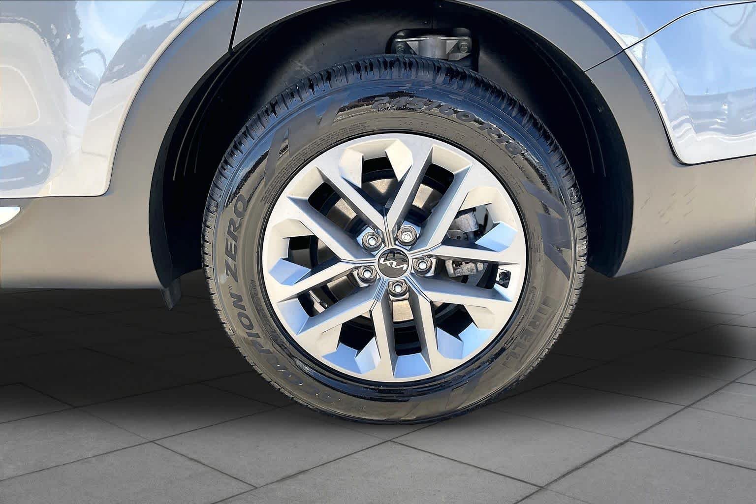Used 2025 Everlasting Silver Kia LX image 10