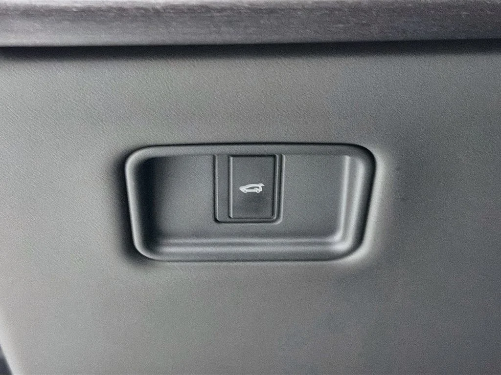 Used 2025 Silver Land Rover SE image 10