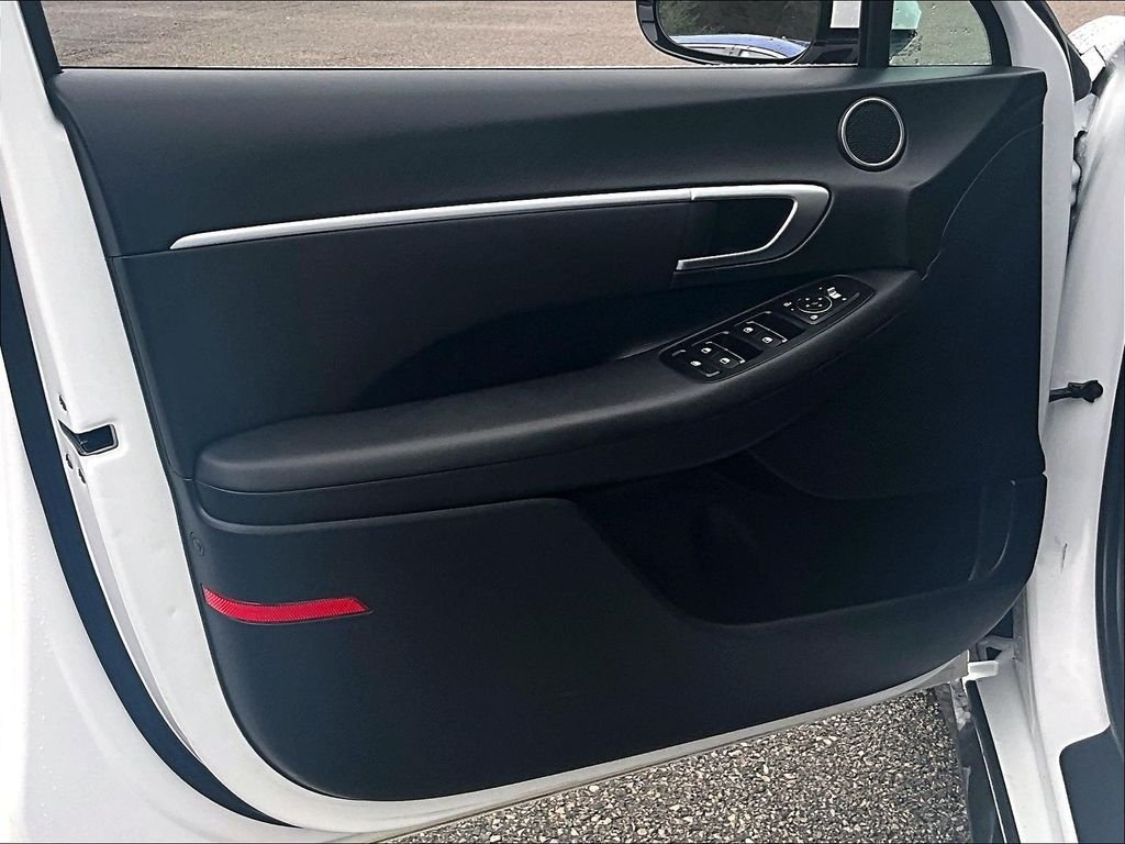 Used 2025 White Hyundai SEL image 8