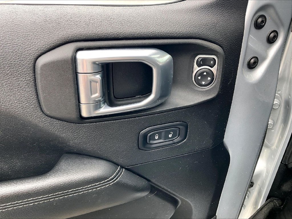 Used 2022 Silver Zynith Clearcoat Jeep Overland image 35