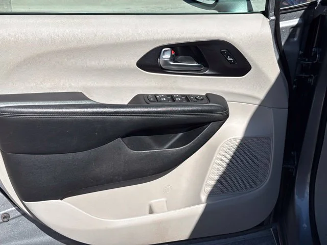 Used 2020 Silver Chrysler Limited image 10