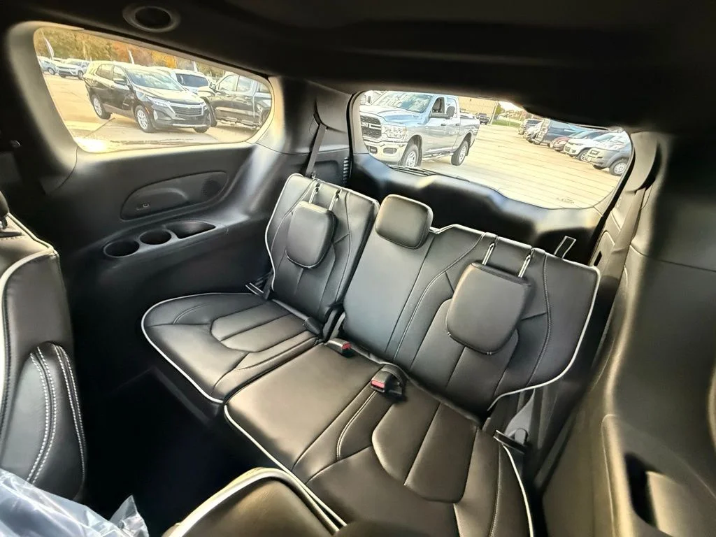 New 2026 Bright White Clear-Coat Exterior Paint Chrysler Limited image 17