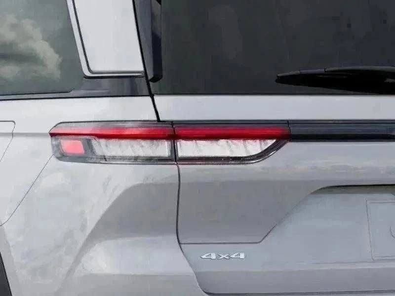 New 2026 Bright White Clear-Coat Exterior Paint Jeep Limited image 61