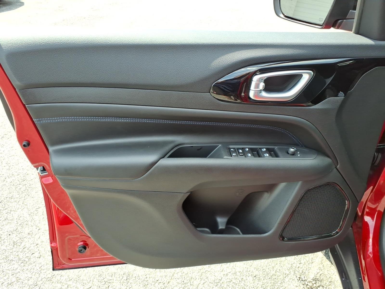 New 2026 Red Hot Pearl-Coat Exterior Paint Jeep Limited Altitude image 9