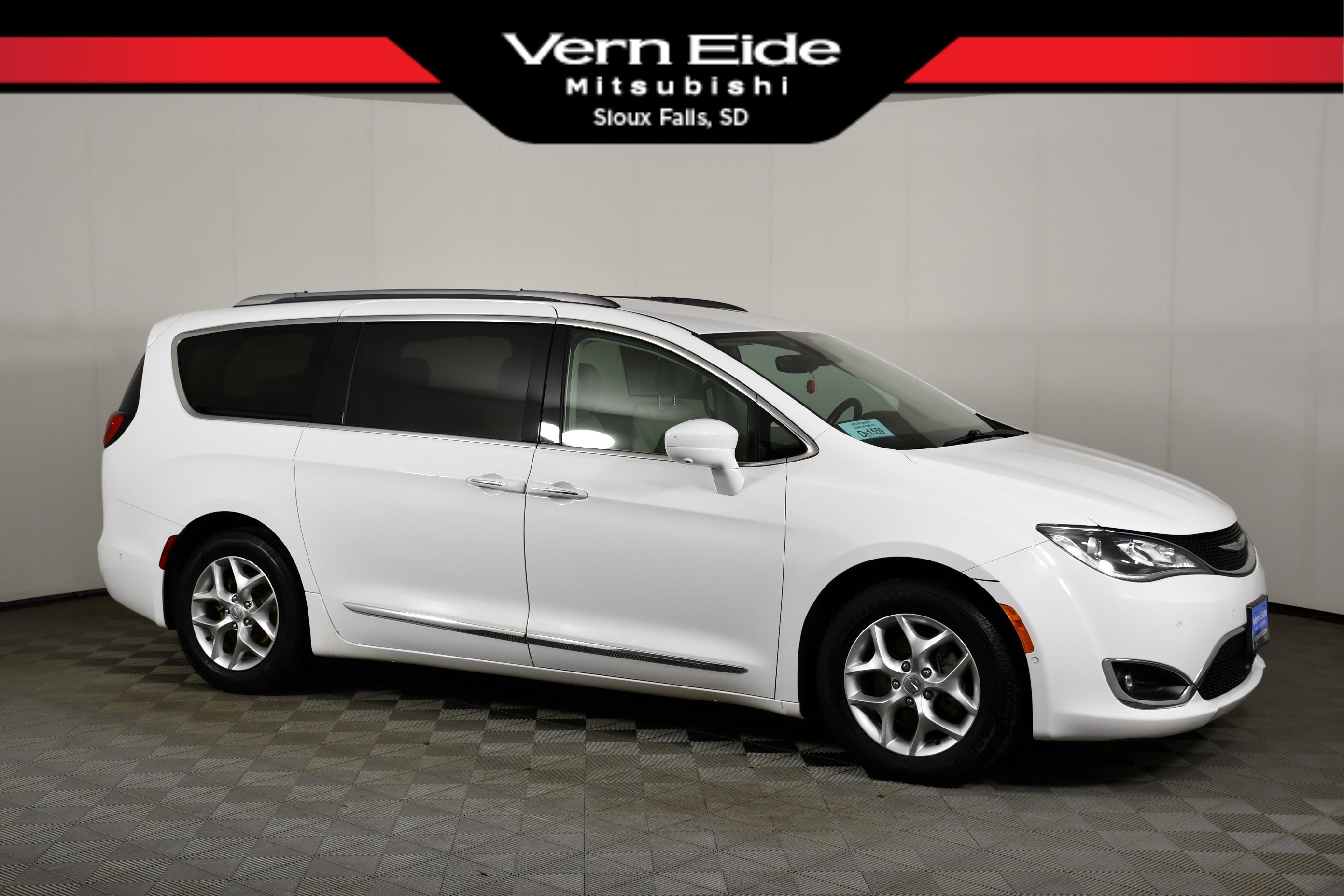 2018 Chrysler Pacifica Touring L's photo